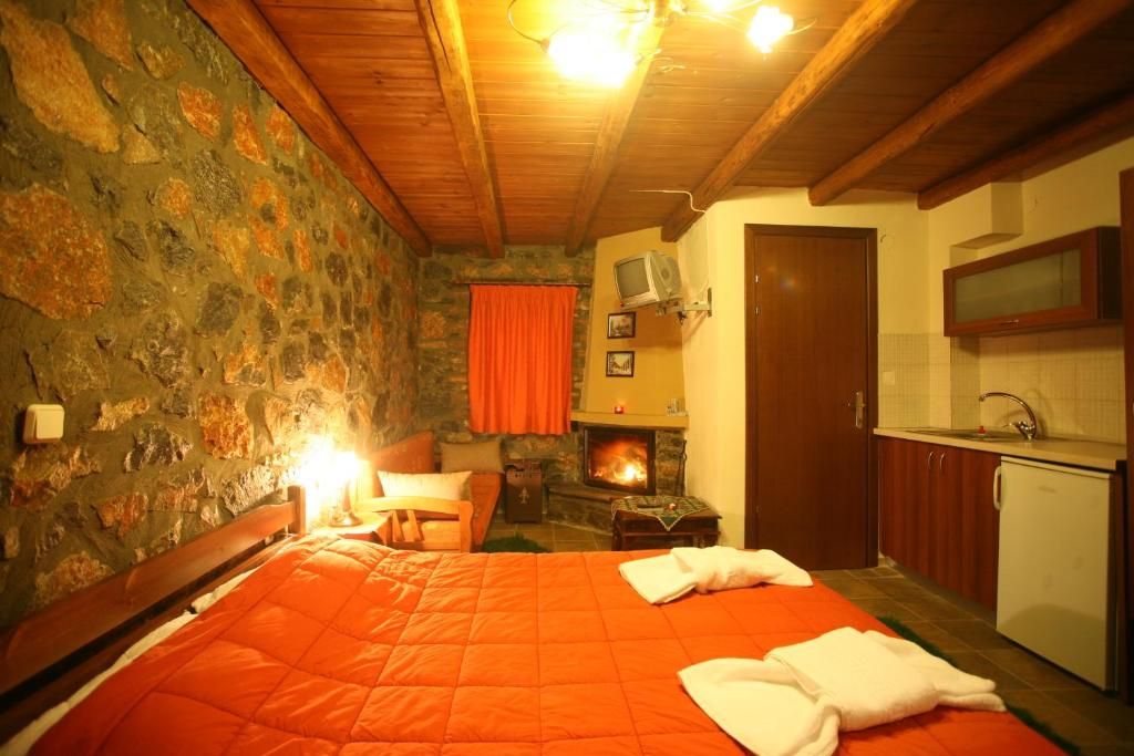 Δωμάτιο με τζάκι στον Ξενώνα Ελένη