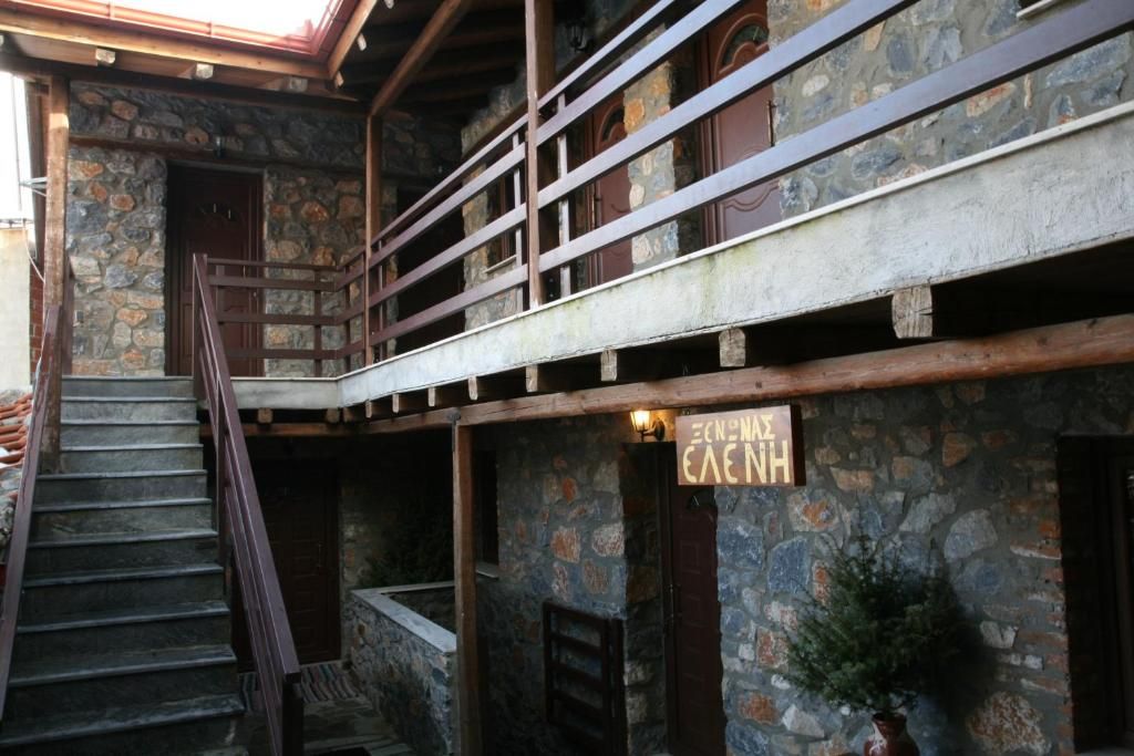 Άνετη κρεβατοκάμαρα με ξύλινα στοιχεία