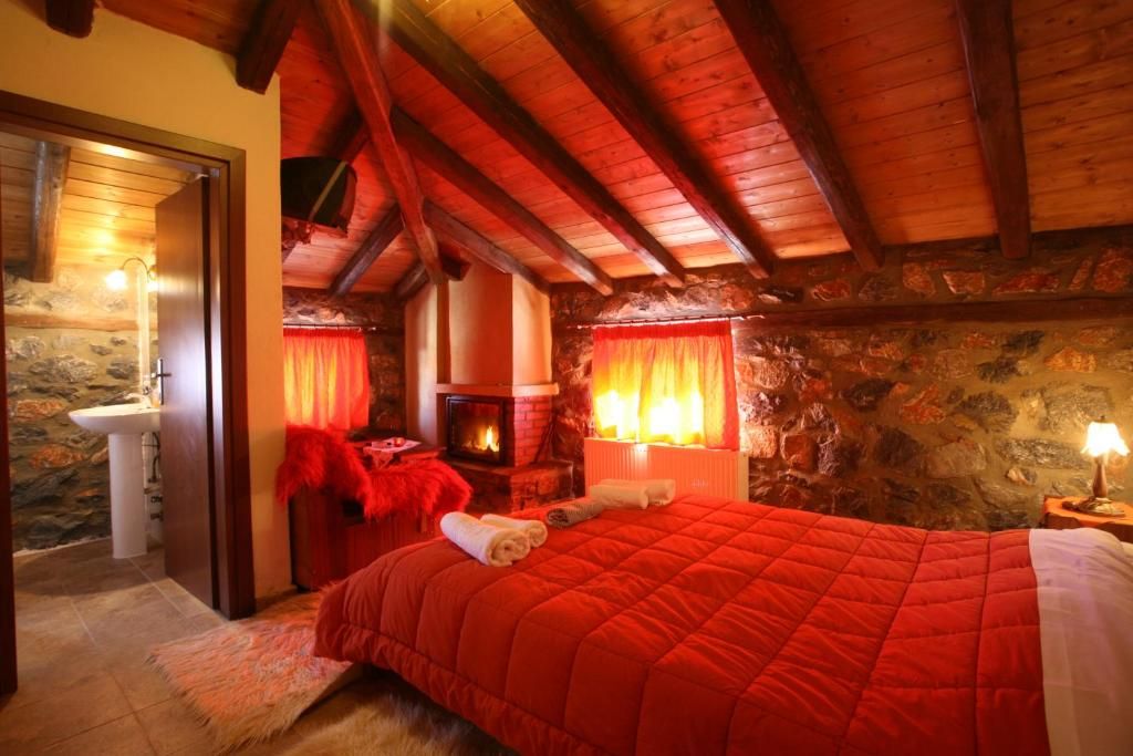 Δίκλινο δωμάτιο με τζάκι στον Ξενώνα Ελένη